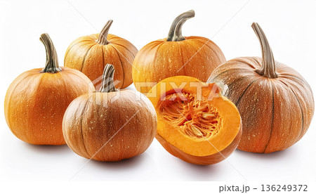 カットされた複数のかぼちゃ|秋野菜と食材イメージの白背景写真 カットされた複数のかぼちゃ|秋野菜と食材イメージの白背景写真 136249372