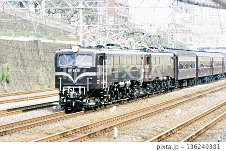 平成6年 お召機関車EF5861 重連臨時列車 東海道本線 横浜市 神奈川県 記録写真 平成6年 お召機関車EF5861 重連臨時列車 東海道本線 横浜市 神奈川県 記録写真 136249381