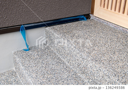 養生テープが残った玄関ポーチ 136249386