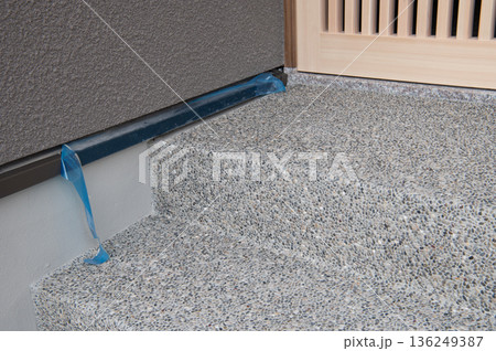 養生テープが残った玄関ポーチ 136249387