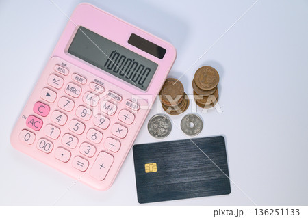 電卓と硬貨とクレジットカードの家計管理 電卓と硬貨とクレジットカードの家計管理 136251133