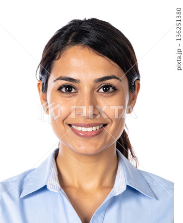 ヨーロッパ 女性 ウーマン 単独 オフィスワーカー ポートレート 白背景 顔焦点 鮮明 136251380