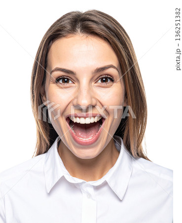 ヨーロッパ 女性 ウーマン 単独 オフィスワーカー ポートレート 白背景 顔焦点 鮮明 136251382