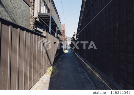 愛知県豊橋市の二川宿の町並みと細い路地　東海道の歴史を感じる宿場町風景 136251545