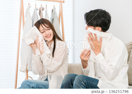 リビングで洗濯物を畳む笑顔の夫婦,カップル（バスタオル,肌触り,仕上がり) 136251796