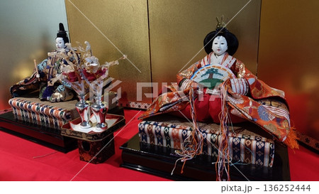 ひな祭りのお雛様飾り ひな祭りのお雛様飾り 136252444