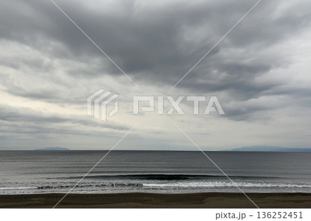 低い雲に覆われた静かな海の風景 136252451