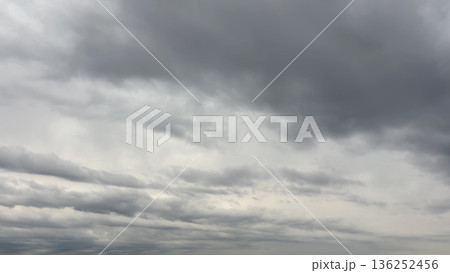 重たい雲が広がる曇天の空 136252456
