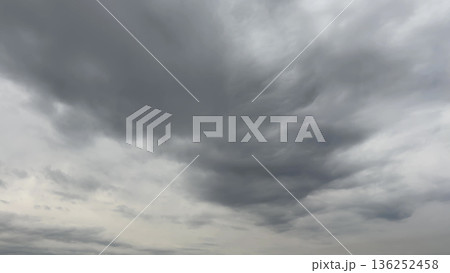 厚い雲が覆う灰色の空 厚い雲が覆う灰色の空 136252458