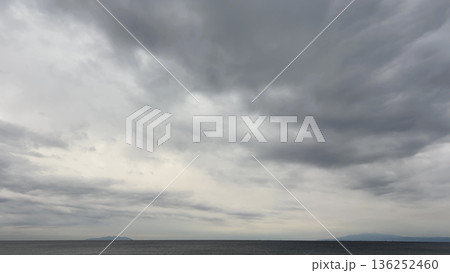 低い雲に覆われた静かな海の風景 低い雲に覆われた静かな海の風景 136252460