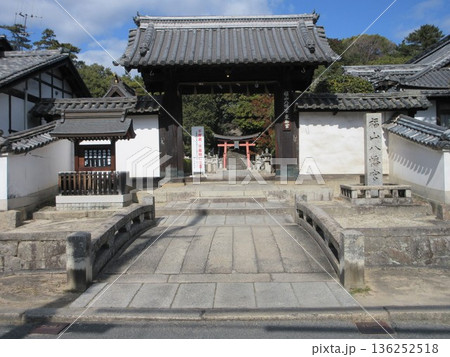 広島県福山市！福山八幡宮の神門 136252518