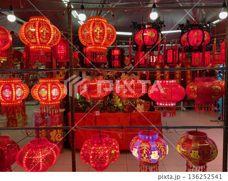 マレーシアで見る旧正月用のカラフルな提灯 136252541
