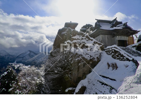 冬の山寺・五大堂（山形県・山形市） 136252804