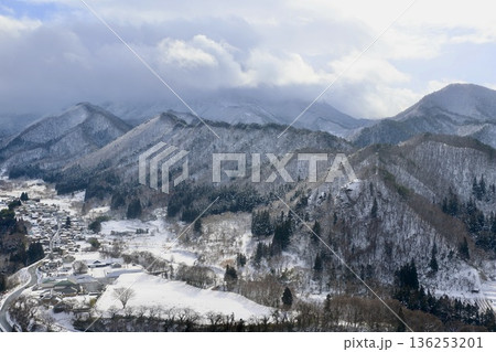 冬の山寺・五大堂からの眺望（山形県・山形市） 136253201