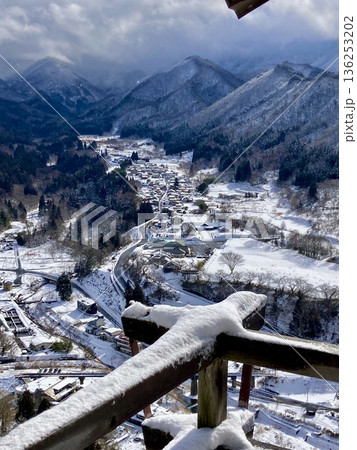 冬の山寺・五大堂からの眺望（山形県・山形市） 136253202