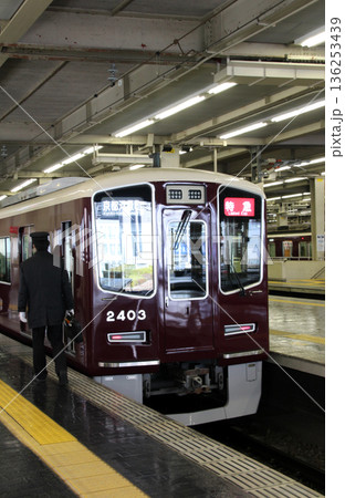 阪急大阪梅田駅のプラットホーム京都線京都河原町行き特急電車 136253439