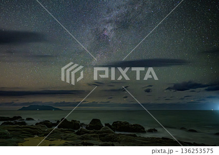 永田いなか浜の天の川　洋上アルプス屋久島(冬 136253575