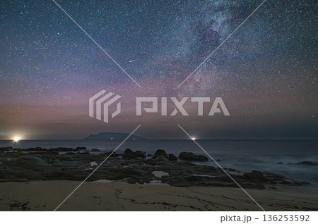 永田いなか浜の天の川　洋上アルプス屋久島(冬 136253592