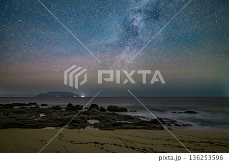 永田いなか浜の天の川　洋上アルプス屋久島(冬 136253596