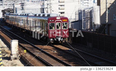 阪急宝塚線川西能勢口駅から宝塚方面へ向かう電車 阪急宝塚線川西能勢口駅から宝塚方面へ向かう電車 136253624