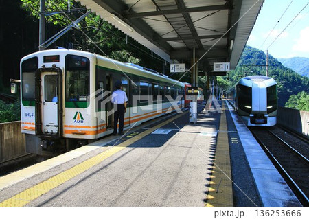 初夏の奥鬼怒路… 山間の列車交換『AIZUマウントエキスプレス・特急リバティ会津』川治温泉駅 136253666