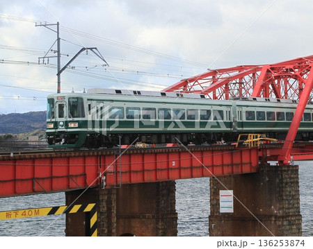 鉄橋を渡る復刻南海ホークス電車 136253874