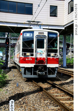 鬼怒川温泉駅に入線する… 『ヤガピーカー』6050系 鬼怒川温泉駅に入線する… 『ヤガピーカー』6050系 136253878