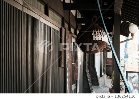 路地裏の古い町の酒蔵 路地裏の古い町の酒蔵 136254110
