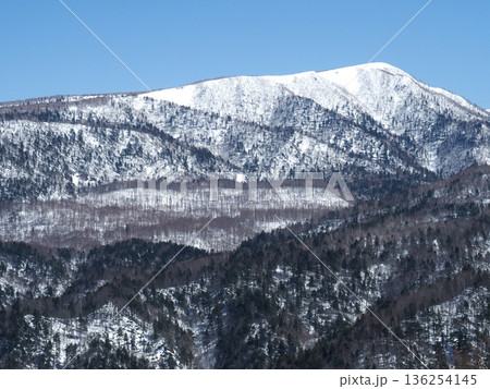 早春の快晴の青空をバックに残雪の山の風景を撮影 136254145