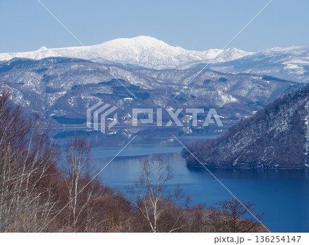 早春の洞爺湖展望台から見る残雪のオロフレ山系 早春の洞爺湖展望台から見る残雪のオロフレ山系 136254147