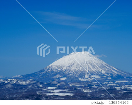 早春の羊蹄山と山村の風情 早春の羊蹄山と山村の風情 136254163