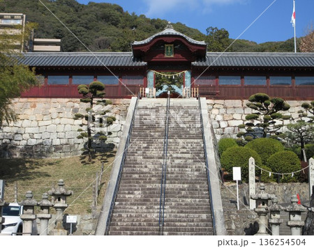 広島県広島市!広島東照宮の唐門と左右翼廊 広島県広島市!広島東照宮の唐門と左右翼廊 136254504