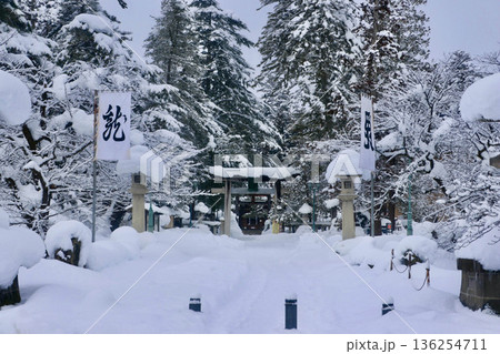 冬の上杉神社・鳥居と旗（山形県・米沢市） 136254711