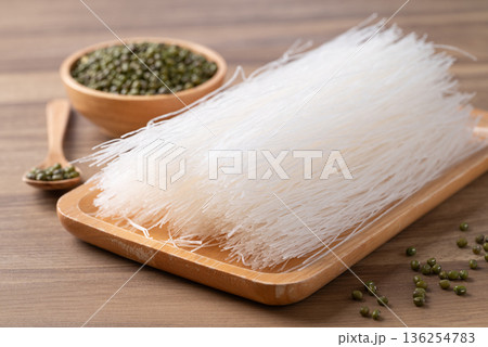 Dried glass noodles (Mung bean vermicelli) on wooden plate, Thai food ingredients 136254783