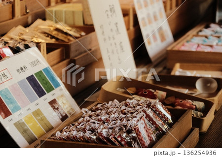 神社の社務所の一風景 136254936