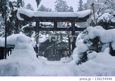 冬の上杉神社・鳥居と雪（山形県・米沢市） 136254946