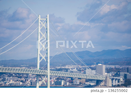 淡路島の淡路SA（上り）から明石海峡大橋方面の風景｜1月撮影｜兵庫県淡路市 136255002