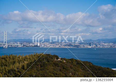 淡路島の淡路SA（上り）から明石海峡大橋方面の風景｜1月撮影｜兵庫県淡路市 136255004