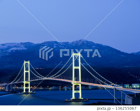 ライトアップされた吊橋 136255067
