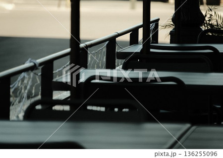 オープンカフェのテラス席 オープンカフェのテラス席 136255096