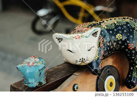カラフルなトルコ雑貨の猫と像 カラフルなトルコ雑貨の猫と像 136255100