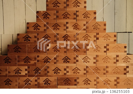 日本酒文化を象徴する、木の温もりを感じる升の壁 136255103