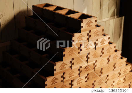 日本酒文化を象徴する、木の温もりを感じる升の壁 136255104