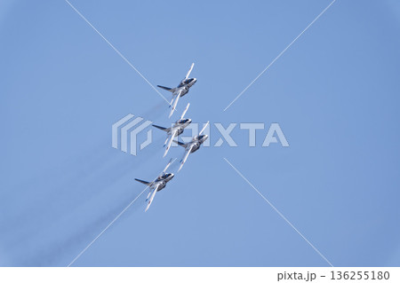 航空自衛隊松島基地のブルーインパルス　宮城県東松島市 136255180