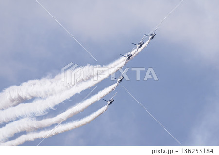 航空自衛隊松島基地のブルーインパルス　宮城県東松島市 136255184