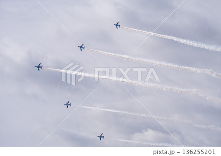 航空自衛隊松島基地のブルーインパルス　宮城県東松島市 136255201