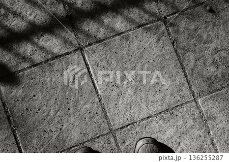 タイルの地面 136255287