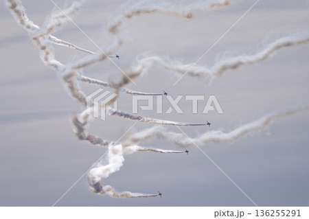 航空自衛隊松島基地のブルーインパルス　宮城県東松島市 136255291