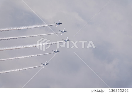航空自衛隊松島基地のブルーインパルス　宮城県東松島市 136255292