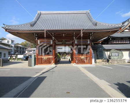 広島県広島市！月光山明星院の仁王門 136255374